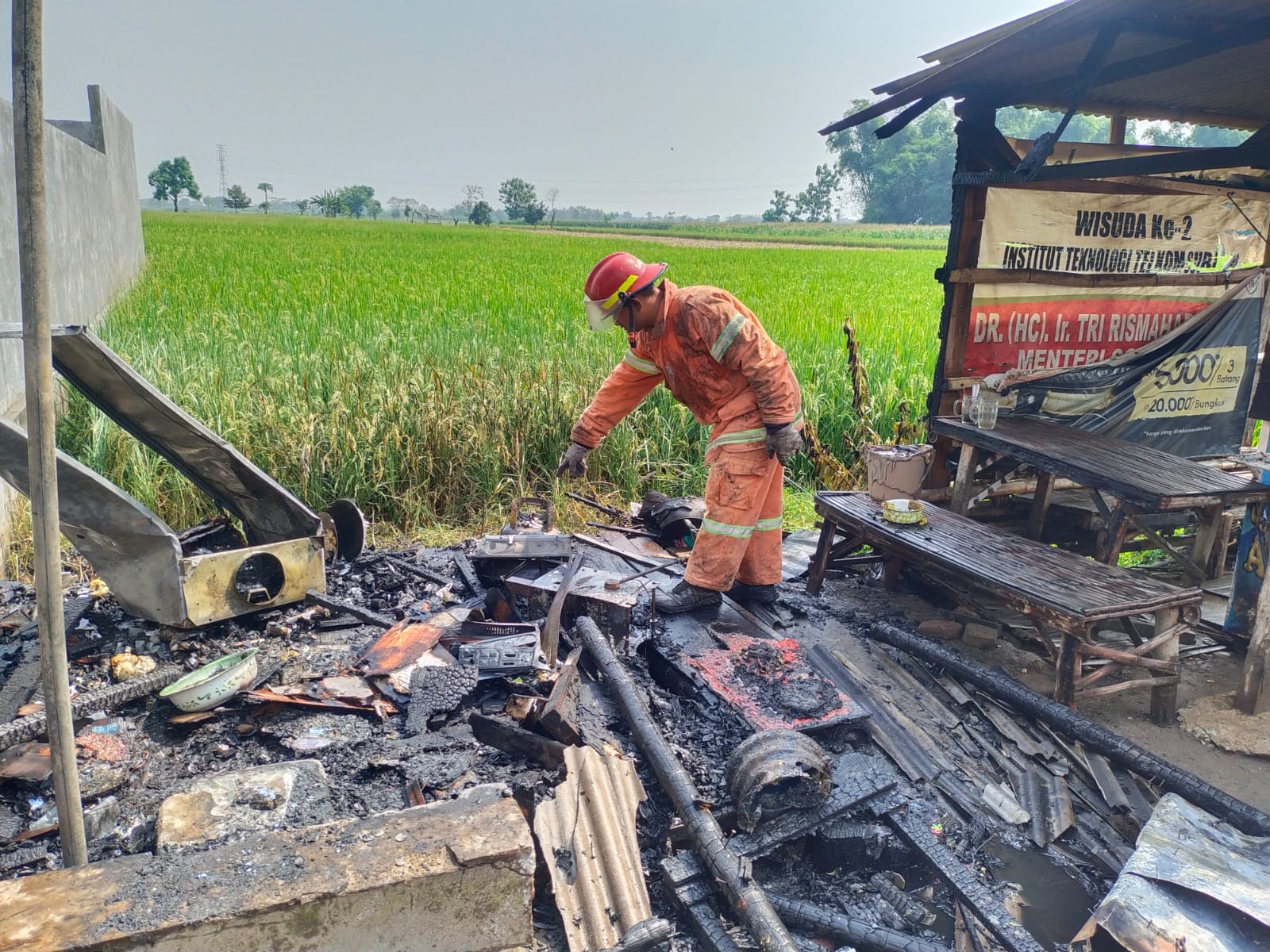 LUDES: Warung yang terbakar di Dusun Sumberbendo, Desa Kedungpari, Kecamatan Mojowarno, Jombang, Rabu (25/6) pagi.
