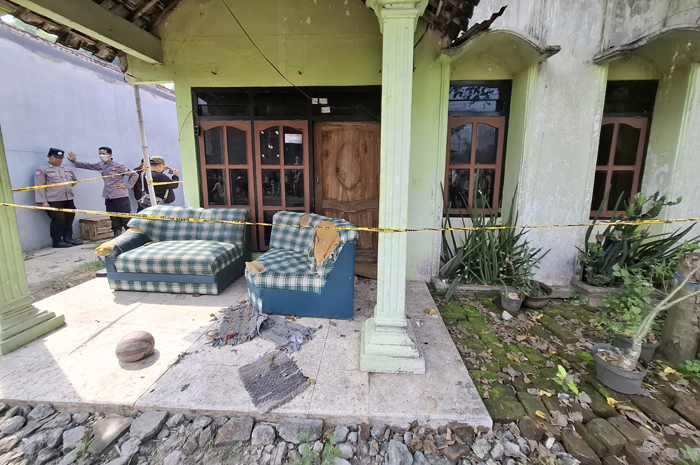 Seorang pria ditemukan tewas membusuk di rumah kontrakannya di Dusun Karangtengah, Desa Johowinong, Kecamatan Mojoagung, Jombang, Rabu (25/6) pagi