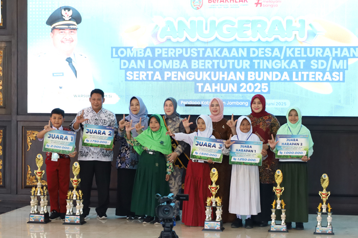 BERPRESTASI: Bunda Literasi Kabupaten Jombang, Yuliati Nugrahani Warsubi, bersama para juara lomba bertutur.