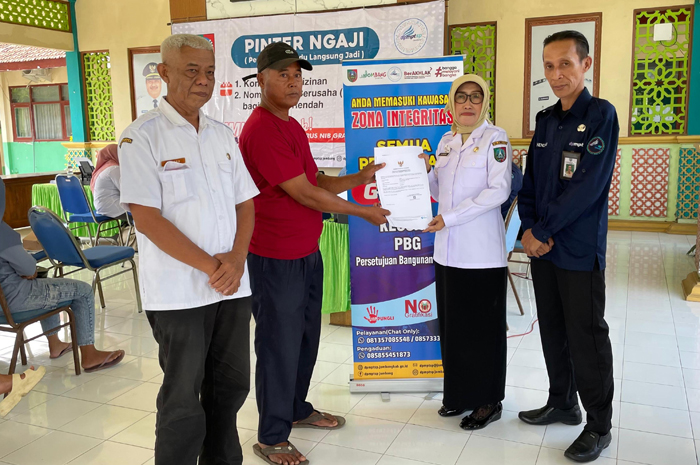 Kepala DPMPTSP Jombang Wor  Windari secara simbolis menyerahkan NIB kepada pelaku usaha dalam program Pinter Ngaji di kantor Kecamatan Ngusikan, Rabu (25/6).