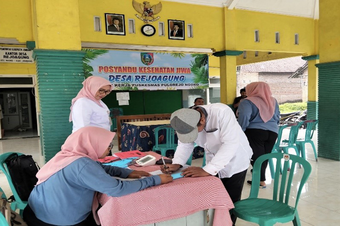 INOVASI: Kepala Puskesmas Pulorejo Ngoro, dr Siwi Indria Susilowati, saat launching posyandu jiwa Sehati di Balai Desa Rejoagung Kecamatan Ngoro, Jombang, Rabu (28/5).