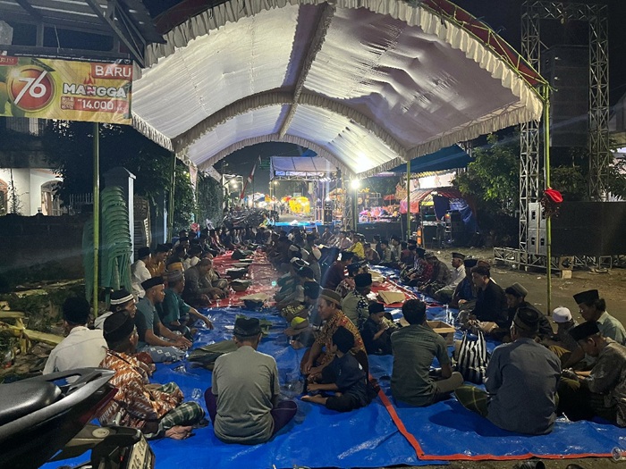 MERIAH: Kepala Desa Karangan Jumirah mendampingi Staf Ahli Bidang Sumber Daya Manusia dan Kemasyarakatan Pemkab Jombang Sudiro Setiono saat memberangkatkan peserta jalan sehat, Kamis (26/6) pagi.