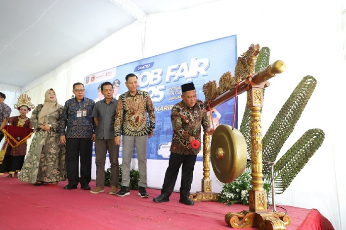 KOMPAK: Wabup Jombang Salmanudin Yazid memukul gong sebagai penanda dibukanya Job fair di SMKN 3 Jombang, Kamis (26/6).