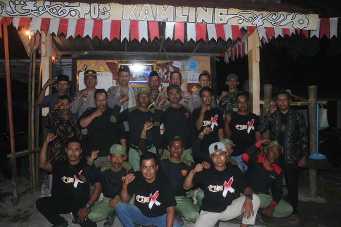 RUKUN: Kasat Binmas Polres Jombang AKP Pranan Edi bersama linmas di Poskamling Dusun Blole Timur, Jumat (20/6).