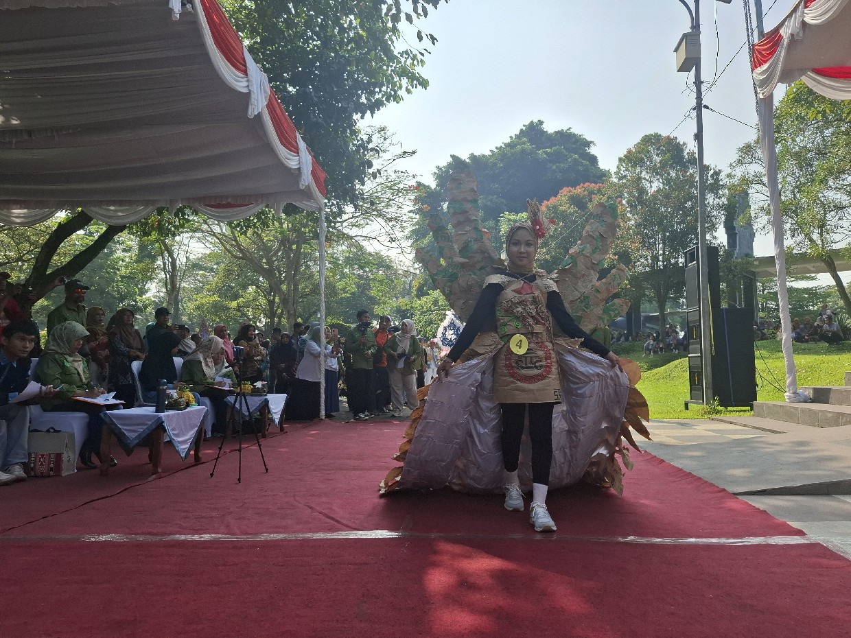 KREATIF: Peserta tampil di Jombang Eco Creative (JEC) di Kebonratu, Desa Keplaksari, Peterongan.