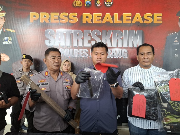 Kasatreskrim Polres Jombang AKP Margono Suhendra (tengah) saat konferensi pers di Mapolres Jombang, Kamis (26/6).