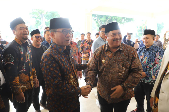 BERI PENJELASAN: Menteri Desa PDT Yandri Susanto bersama Bupati Jombang Warsubi, Jumat (27/6).