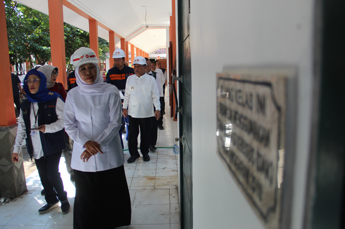 PANTAU KESIAPAN: Gubernur Jawa Timur Khofifah Indar Parawansa saat sidak sekolah Rakyat di SKB Mojoagung, Jumat (27/6).