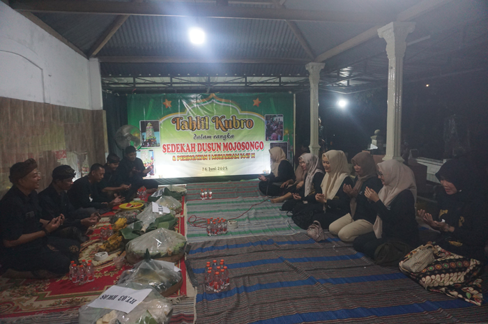 RAWAT TRADISI: Kepala Desa Balongbesuk M. Saifur didampingi jajaran perangkat desa saat berdoa bersama di punden leluhur, Kamis (26/6) malam.