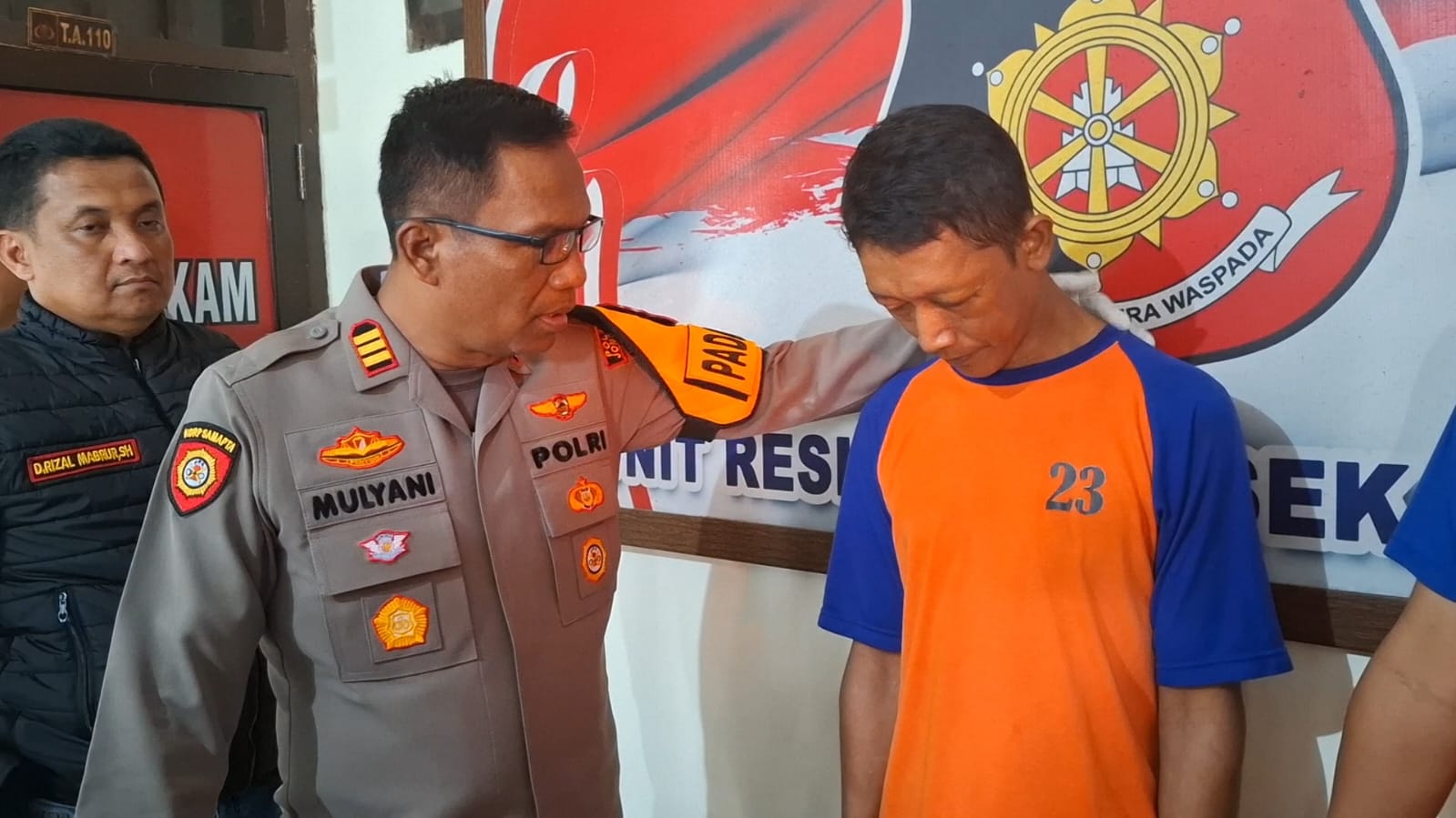 JERA: Kapolsek Jombang, AKP Mulyani, menunjukkan barang bukti dan tersangka pencurian kotak amal, kemarin.