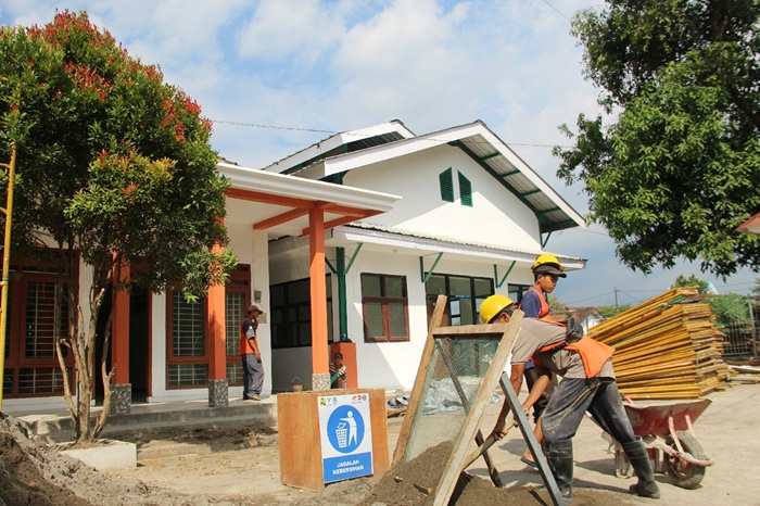 DIKEBUT: Petugas merenovasi gedung SKB Mojoagung Jombang sebagai Sekolah Rakyat sementara (27/6).