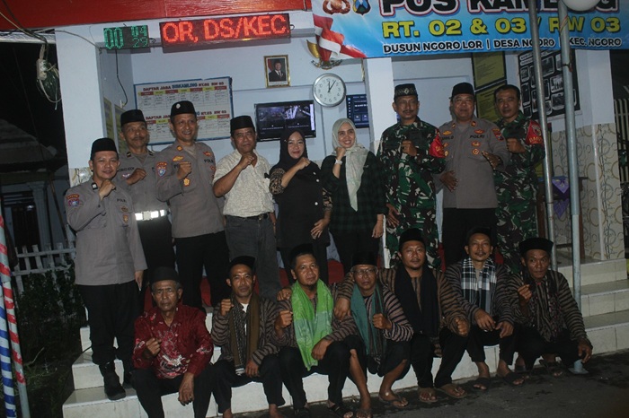 Kasat Binmas AKP Pranan Edi, Kapolsek Ngoro Iptu Susila, Danramil Kapten CBA Agung Purwanto, Camat Evva Maylia, Kades Ngoro Nur Maslihah, dan linmas di Poskamling  RT 2 dan 3 RW 3 Dusun Ngoro Lor.