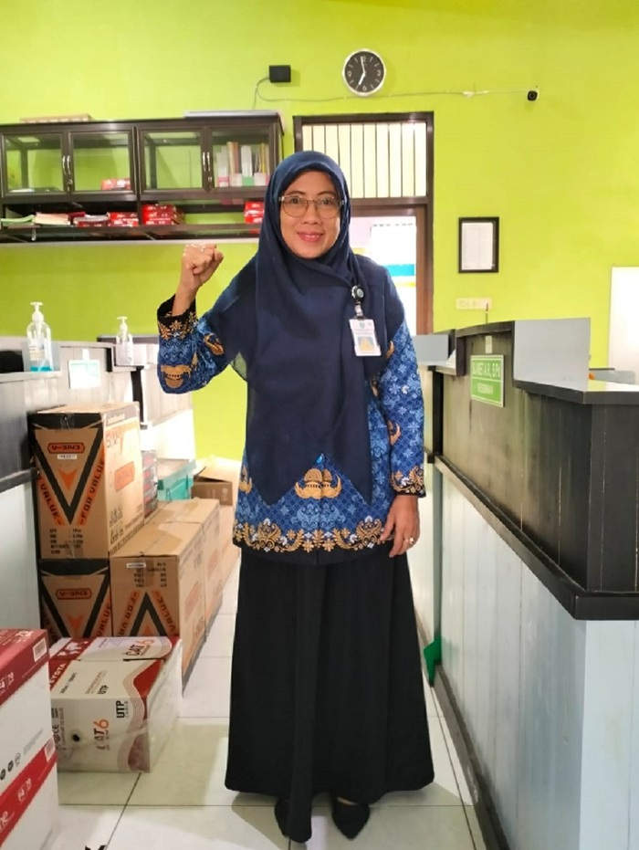 Kepala SMAN Ploso Qoidatun Nisak SPd