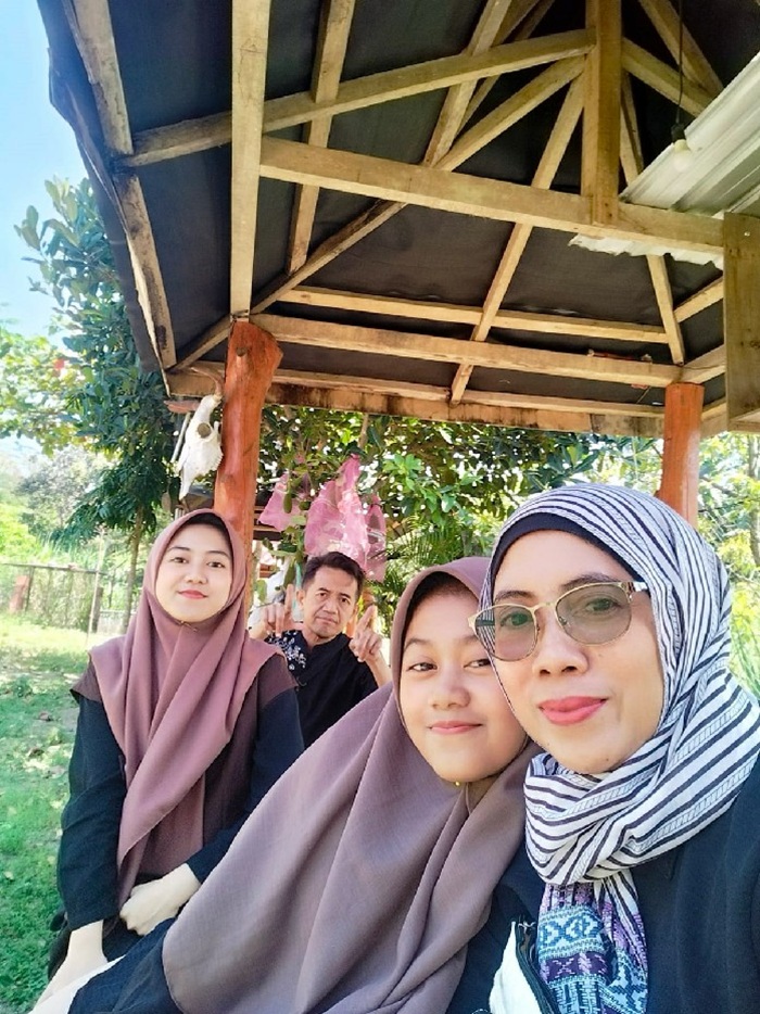 Kepala SMAN Ploso, Jombang, Qoidatun Nisak SPd bersama keluarganya.