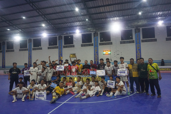 KEBERSAMAAN PARA JUARA: Deretan tim peraih juara dan pemain peraih penghargaan saat foto bersama panitia dan tamu undangan.