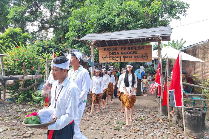KHIDMAT: Upacara Ranu Ayu di Pasar Brantas Desa Ngogri, Kecamatan Megaluh, Jombang menyambut 1 Suro.