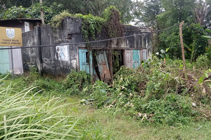 DIBERSIHKAN: Aset Pemkab Jombang di Desa Gondangmanis, Kecamatan Bandarkedungmulyo bakal dibangun tugu.