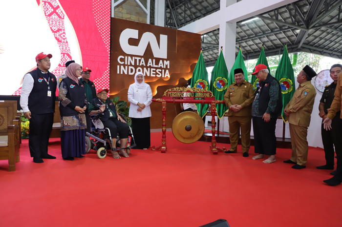 PEMBUKAAN: Gubernur Jawa Timur Khofifah Indar Paranwansa didampingi Bupati Warsubi dan Ketua Umum DPP LDII Ir KH Chriswanto Santoso MSc memukul gong tanda dibukanya Permata CAI ke-46, Senin (30/6).