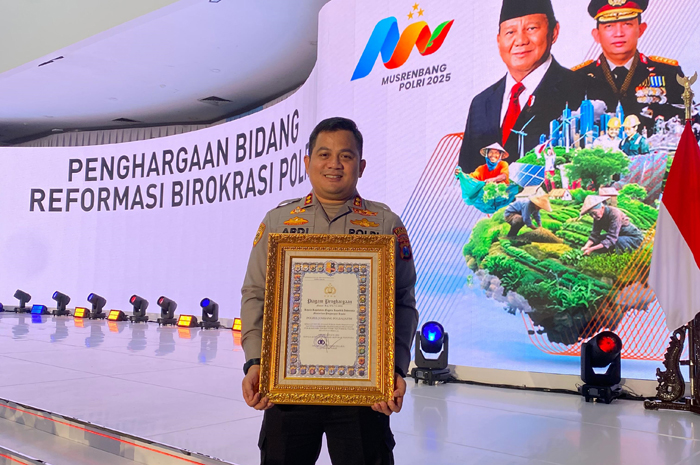 Kapolres Jombang AKBP Ardi Kurniawan menunjukkan piagam penghargaan unit pelayanan publik terbaik kategori Pelayanan Prima A Monev Kinerja Penyelenggaraan Pelayanan Publik Mandiri Tingkat Polri 2024.