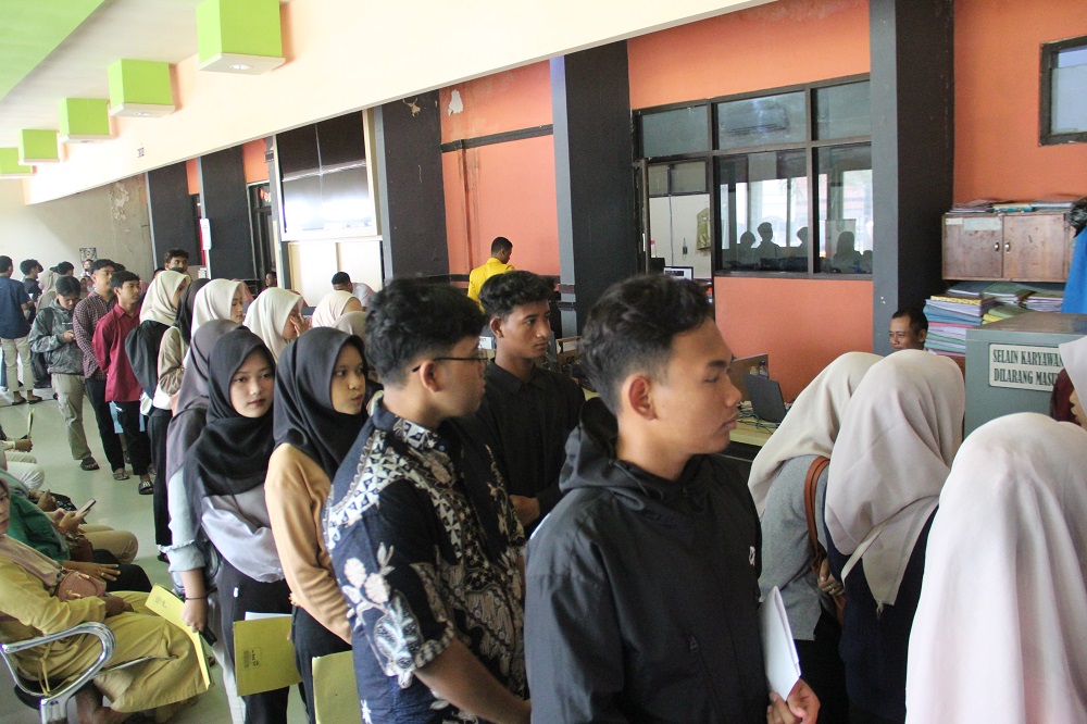 Antrean pemohon KTP el di Kantor Dispendukcapil Jombang