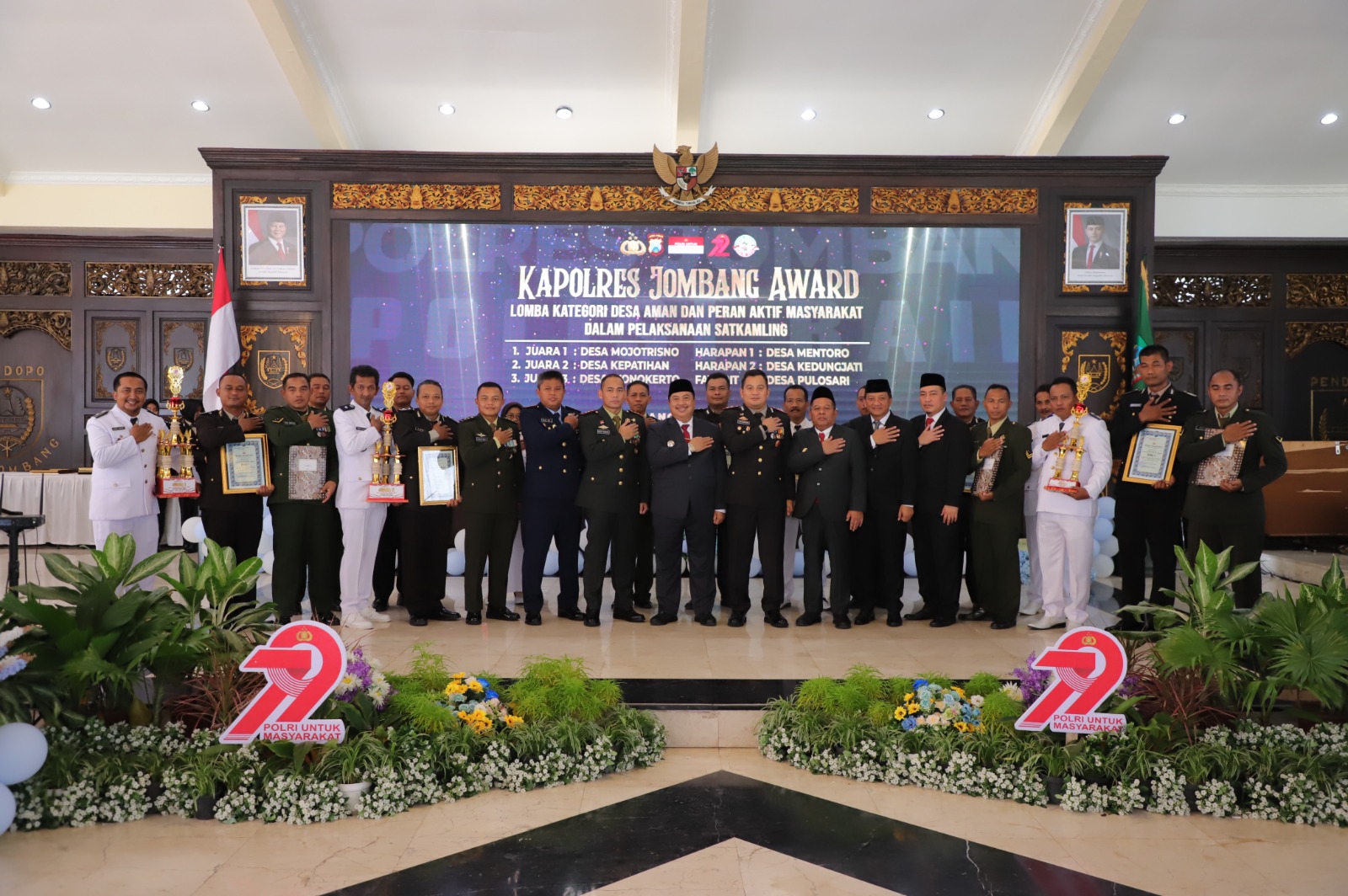 Bupati Warsubi, Wabup Salmanudin, Kapolres AKBP Ardi Kurniawan dan Forkopimda bersama kepala desa pemenang Kapolres Award Desa Aman di Pendopo Kabupaten Jombang, kemarin.
