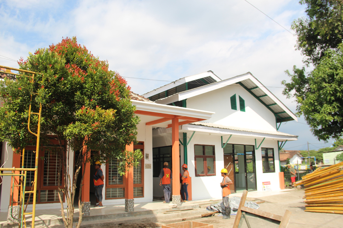 SIAP DIGUNAKAN: Para petugas membersihkan gedung di SKB Mojoagung, Jombang sebelum digunakan 14 Juli nanti.