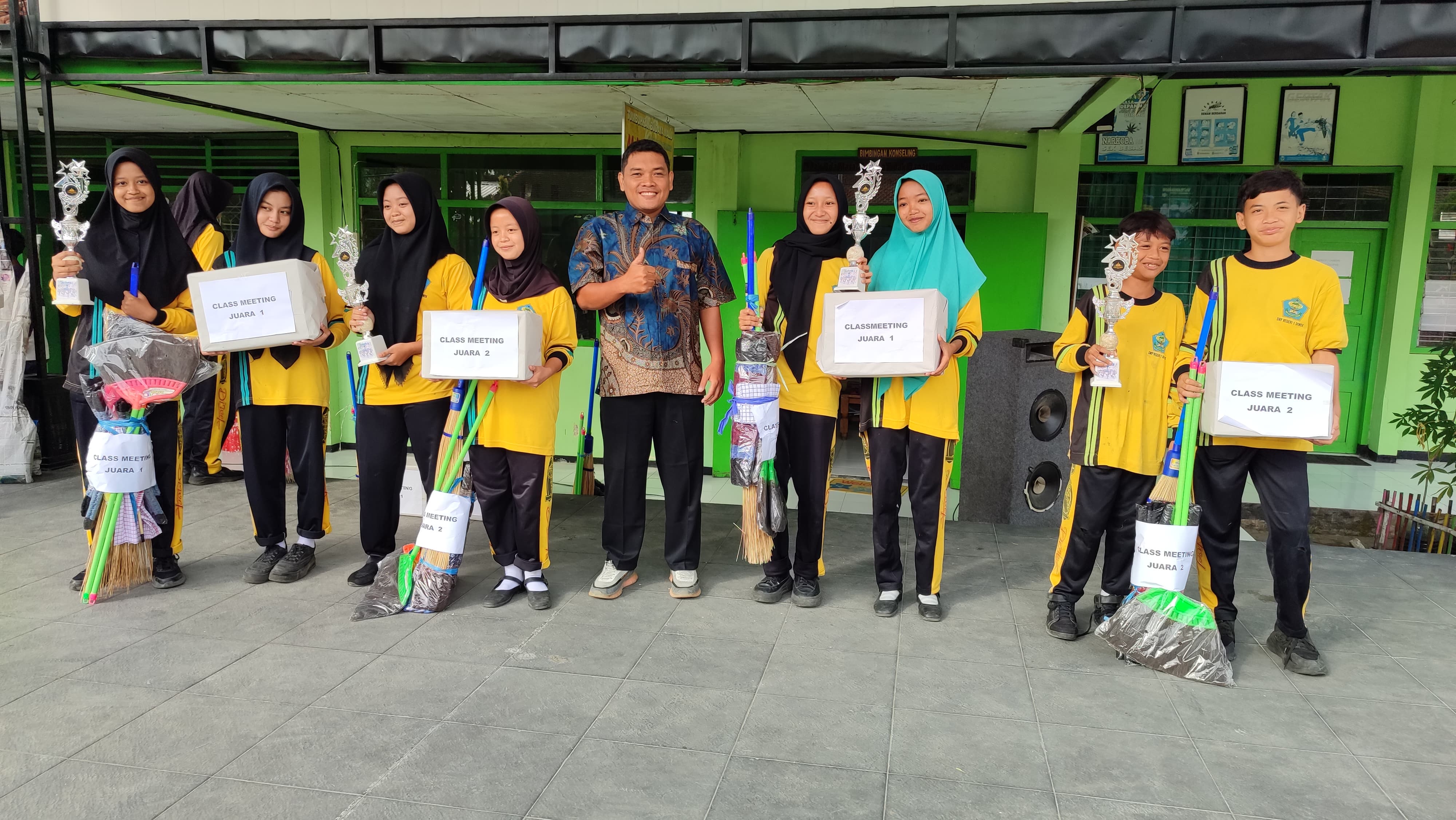 APRESIASI JUARA: Para siswa pemenang perlombaan mendapat hadiah dari guru SMPN 1 Diwek, Jombang.