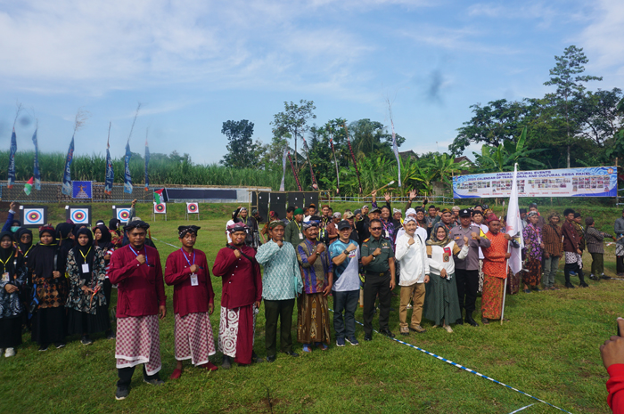 EVENT NASIONAL: Kepala Desa Pakel Sudarmaji bersama jajaran Forkopimcam Bareng, pengurus KORMI Jawa Timur dan PNJ Jombang pembukaan Gladhen Ageng Manggilingan, Minggu (29/6) pagi.