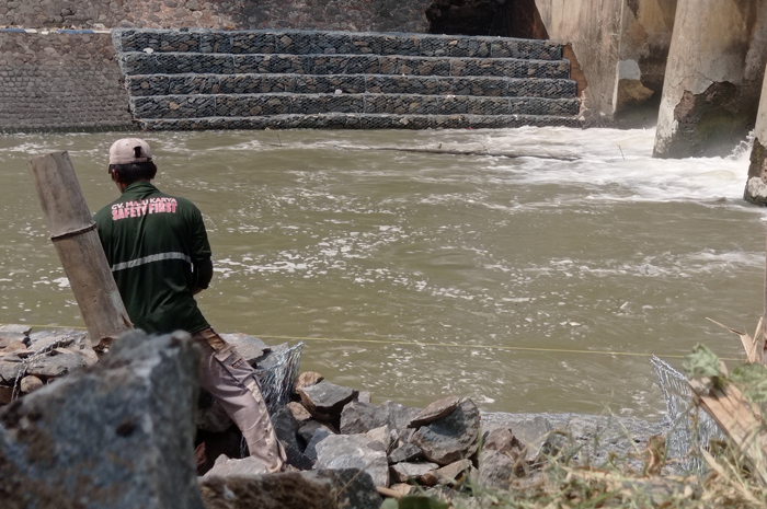 DIBRONJONG: Pekerja melakukan perbaikan tanggul Kali Gunting di Dam Banlongsono Desa Talunkidul, Kecamatan Sumobito, Jombang, Minggu (29/6).