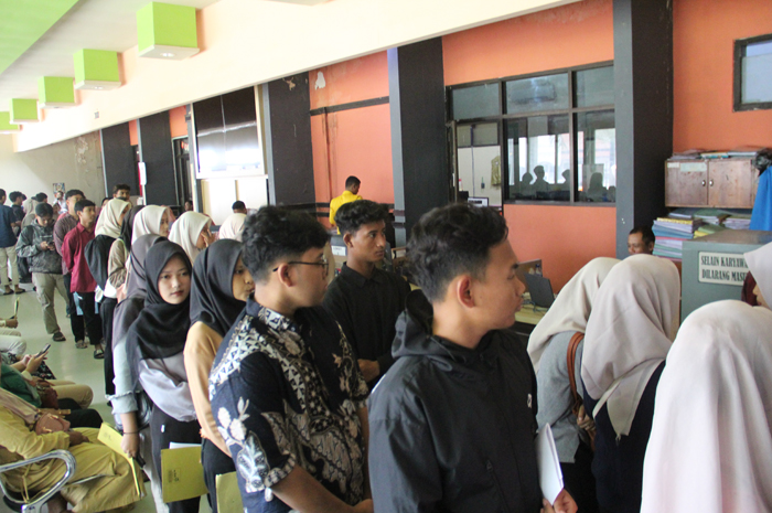MEMBELUDAK: Kondisi antrean pemohon di kantor Dispendukcapil Jombang hampir membludak saat jam layanan setiap hari.