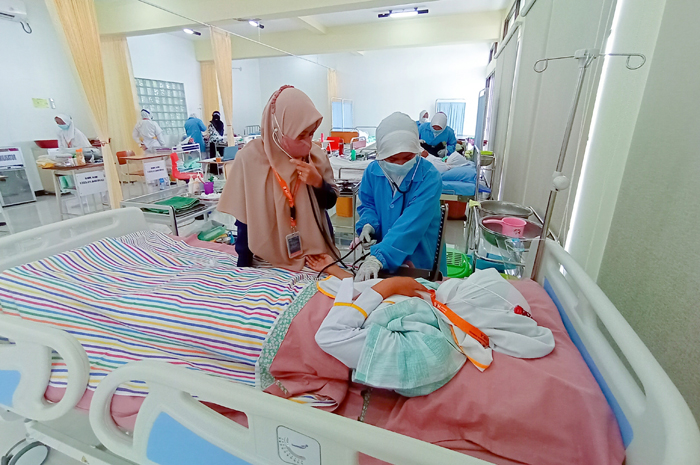 TEKUN: Kegiatan belajar mengajar (KBM) di kelas serta kegiatan praktik lab para siswa SMK BIM Jombang.