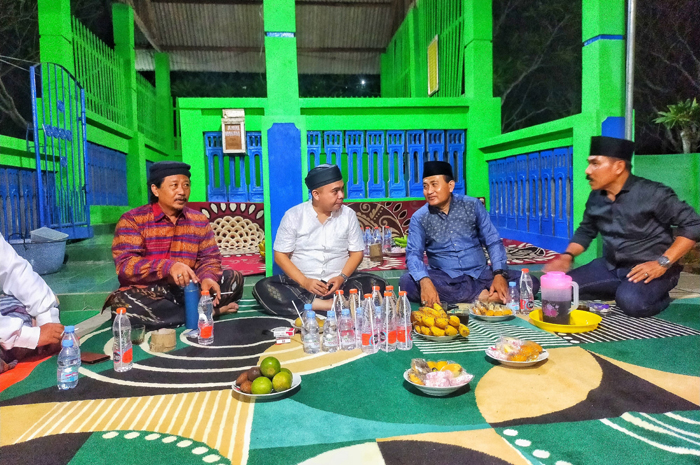 TELADAN: Wakil Ketua DPRD Jombang, HM Syarif Hidayatullah ST MMT (Gus Sentot), saat menghadiri haul Sayyid Abdus Salam (Mbah Sayyid Trosobo) di Dusun Pulo Desa Karobelah, Kecamatan Mojoagung.
