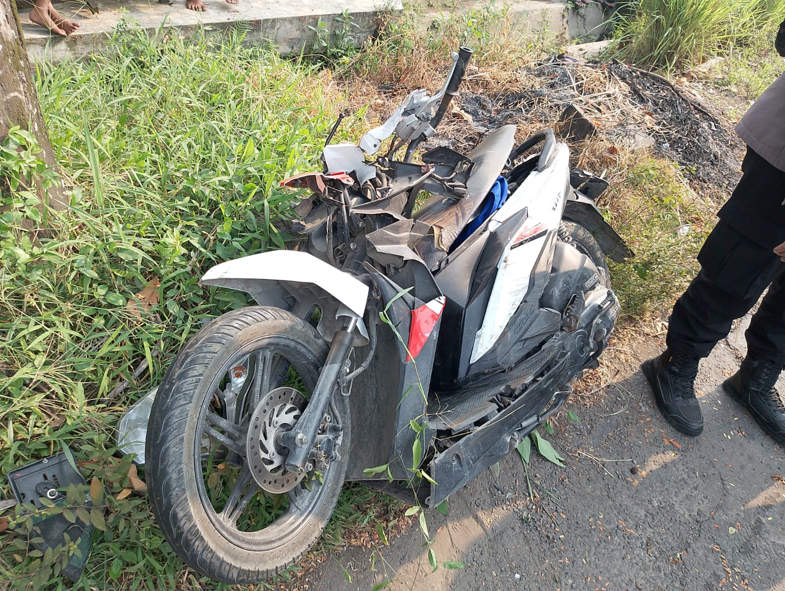 HANCUR: Motor korban Kecelakaan maut di jalan raya Desa Cangkringrandu, Kecamatan Perak, Jombang, Rabu (2/7) siang