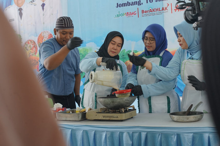 ANGGUN: Ketua Tim Penggerak (TP) PKK Kabupaten Jombang Ny Yuliati Nugrahani Warsubi.