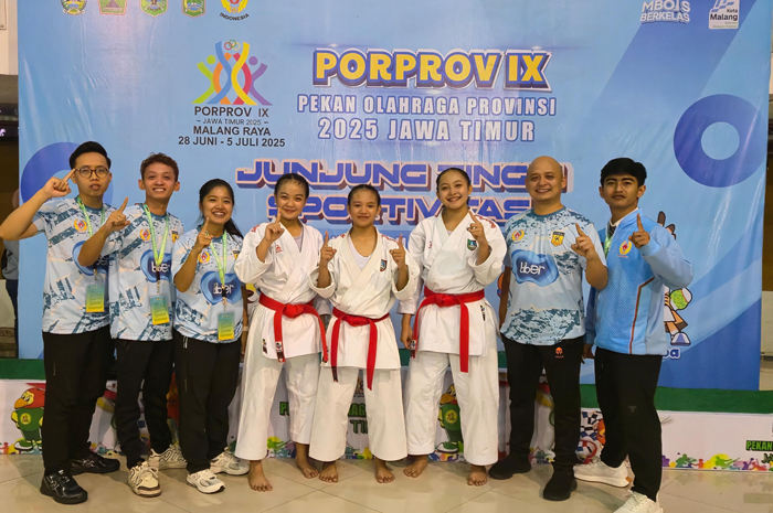 MEMBANGGAKAN: Karateka Aqila, Bianca, Nayla yang meraih medali emas di nomor kata beregu putri pada Porprov Jatim di Malang.