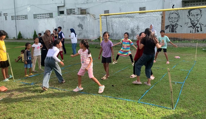 SENANG: Anak-anak bermain gobak sodor di lapangan Desa Miagan, Kecamatan Mojoagung, Jombang (2/7).
