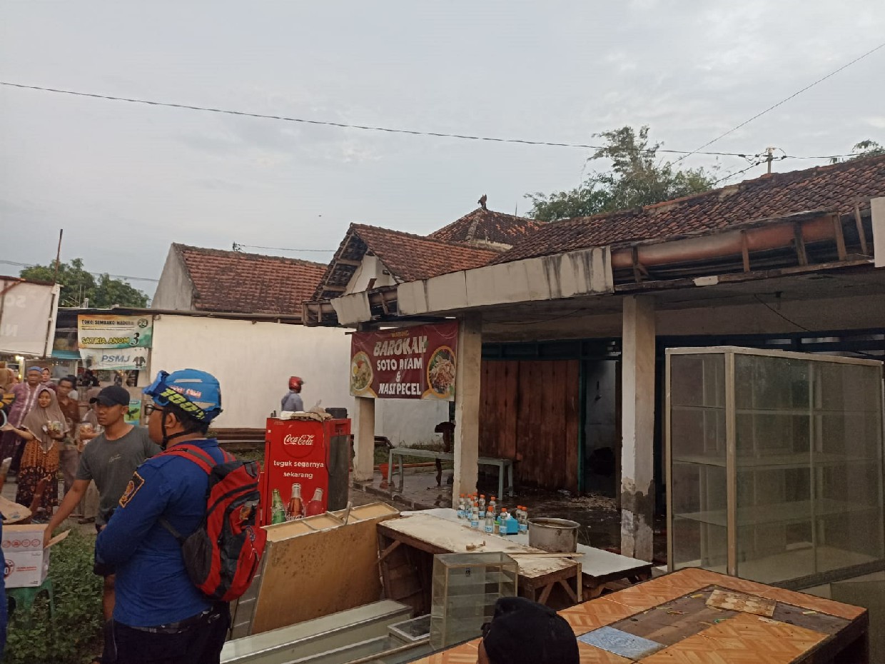TKP: Warung di pinggir jalan kabupaten Desa Bandung, Kecamatan Diwek, Jombang yang terbakar, Jumat (4/7) sore.