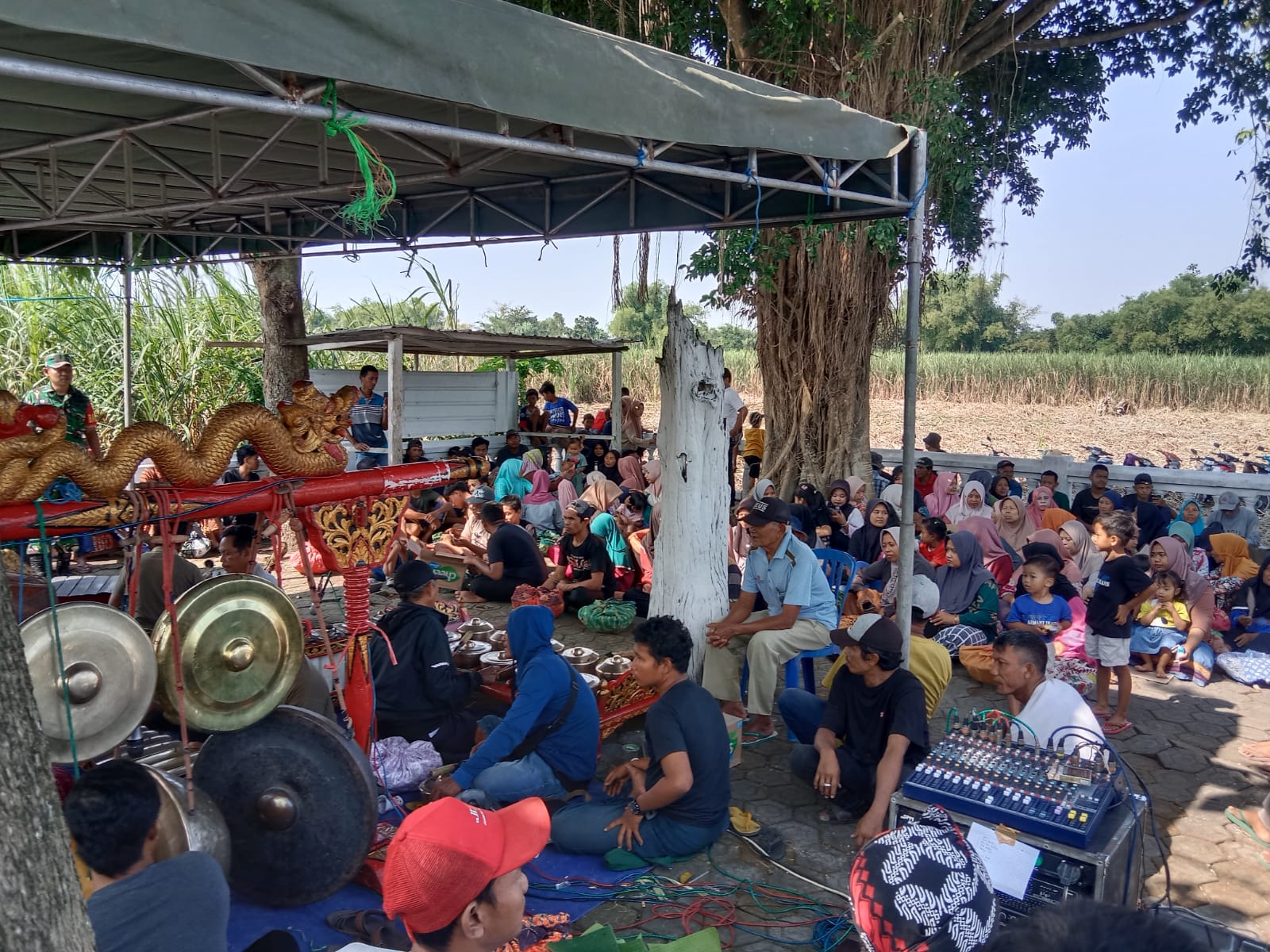 MERIAH: Pegelaran wayang kulit yang diadakan Desa Jatipelem, Kecamatan Diwek, Jombang, memeriahkan bulan Suro.
