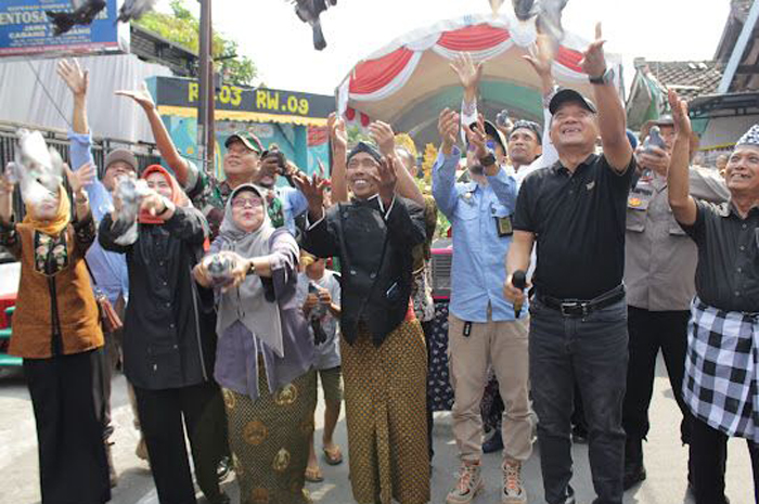 MERIAH: Kepala Kelurahan Jombatan, Jombang, Indra Pratama mendampingi para tamu undangan saat pawai budaya Cindelaras sebagai pembukaan festival rakyat Jombatan Rame-Rame 2025, Sabtu (5/7) siang.