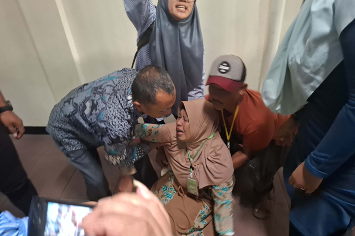 Sidang kasus pemerkosaan dan pembunuhan yang digelar di Pengadilan Negeri Jombang Selasa (8/7) diwarnai isak tangis keluarga.