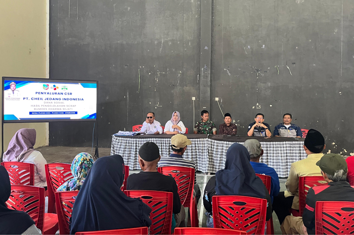 SINERGI: PT CJI Jombang sinergi bersama Desa Ploso salurkan hasil CSR pengolahan scrap, Rabu (9/7).