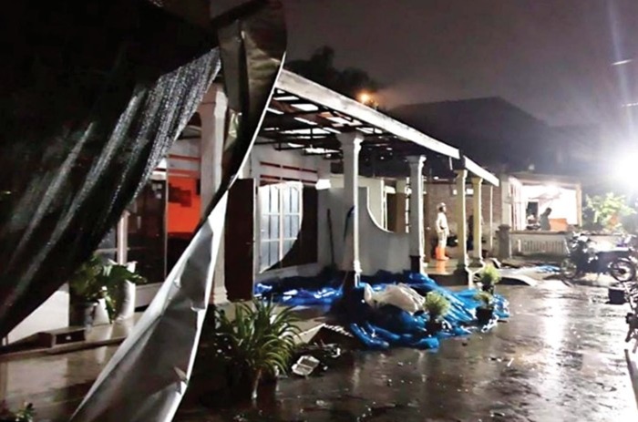 BUTUH PERBAIKAN: Rumah yang diterjang angin kencang di Dusun Janti, Desa Jantiganggong, Kecamatan Perak, Jombang, Minggu (6/7) sore