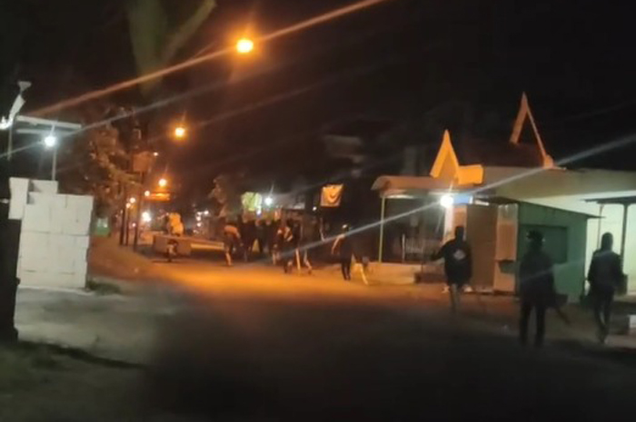 Aksi tawuran dua kelompok pemuda terjadi di Desa Tambar, Kecamatan Jogoroto, Jombang, Rabu (9/7) dini hari.