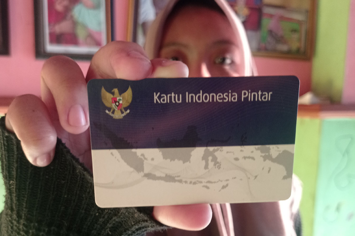 SENANG: Miftah Rizqi Illahi, salah satu penerima KIP Kuliah 2025 menunjukkan kartunya. 