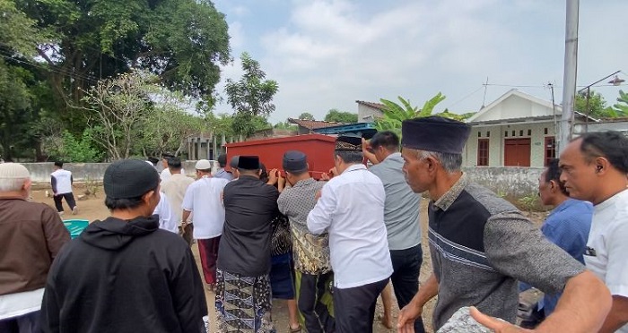Warga mengiringi pemakaman jenazah mantan Bupati Jombang Ali Fikri, Jumat (11/7) siang.