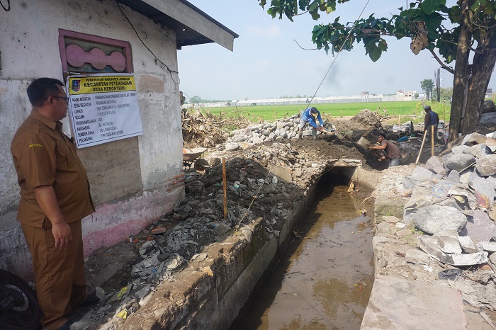 INFRASTRUKTUR PENUNJANG: Kepala Desa Kebontemu Sirojul Munir menunjukkan salah satu lokasi penataan saluran irigasi yang kedepannya akan dipersiapkan untuk menjadi lokasi kios desa di Dusun Temulawak.