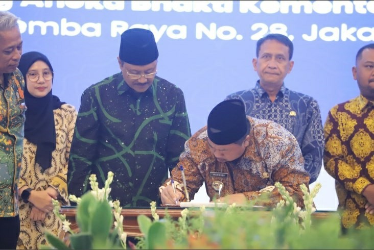 DUKUNG SEKOLAH RAKYAT: Bupati Jombang Warsubi menandatangani perjanjian pinjam pakai BMD untuk Sekolah Rakyat, Kamis (10/7).