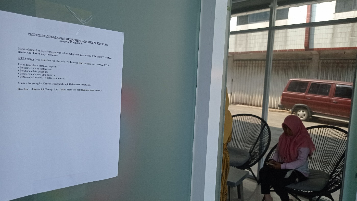 PENGUMUMAN: Selebaran informasi pelayanan pengurusan dokumen adminduk yang ditempel di pintu masuk MPP Jombang.