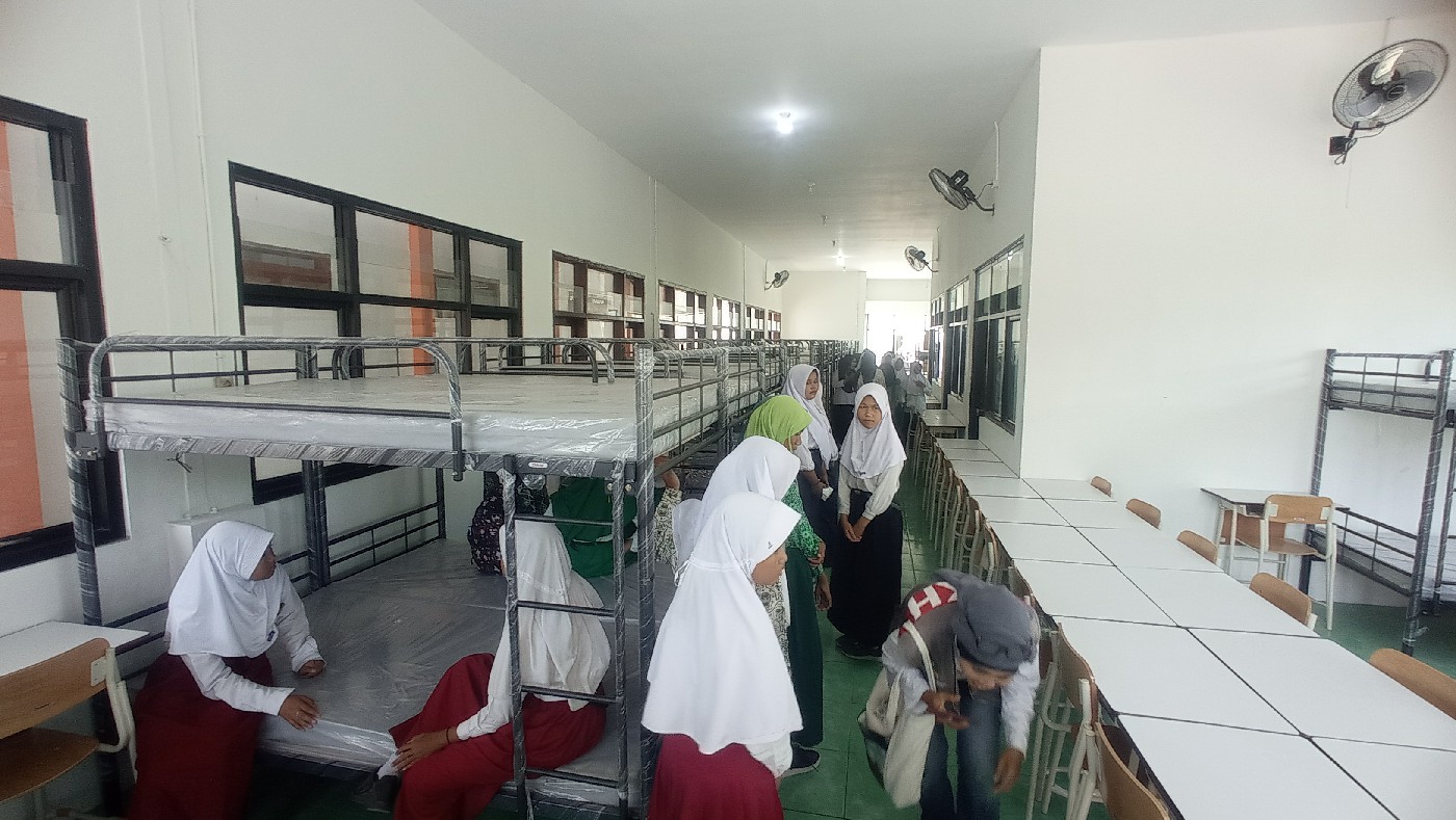PENGENALAN AWAL: Siswa Sekolah Rakyat di SKB Mojoagung, Jombang berada di ruang asrama putri.