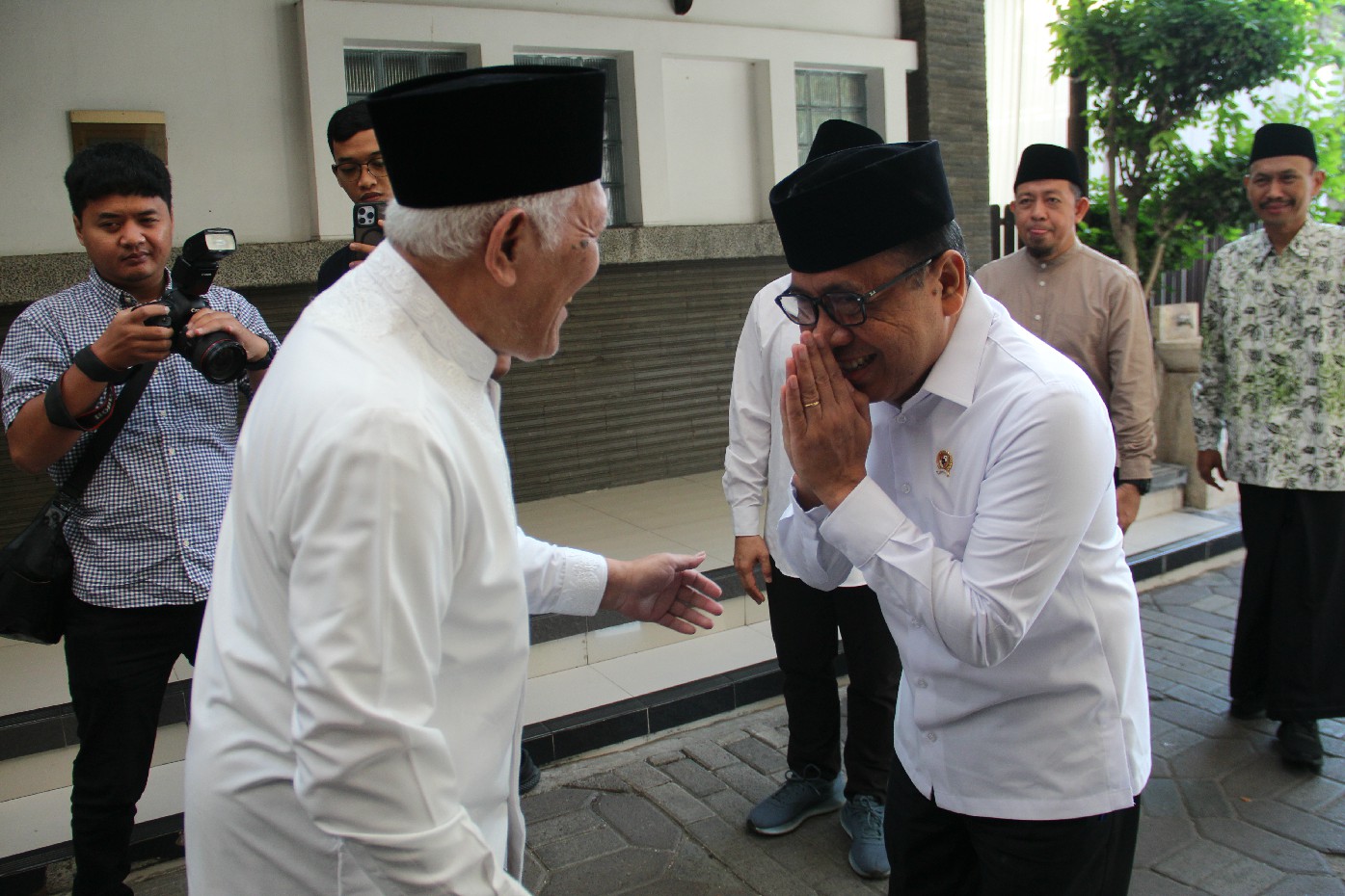 Menteri Koordinator Bidang Pembangunan Manusia dan Kebudayaan (Menko PMK), Pratikno, saat ziarah di makam Gus Dur di Pesantren Tebuireng Sabtu (12/7).